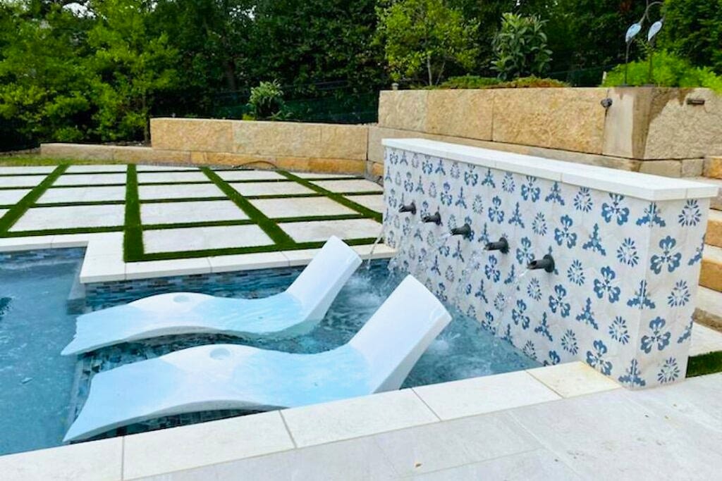 Custom Water Designs for Backyard Pool
